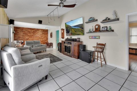House in Deltona, Florida 4 bedrooms, 190.45 sq.m. № 1816677 - photo 16