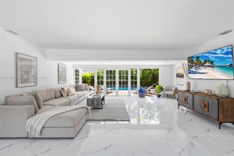 House in Fort Lauderdale, Florida 5 bedrooms, 216.46 sq.m. № 1937892 - photo 9