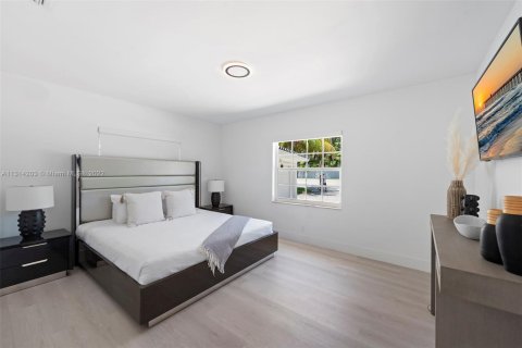 House in Fort Lauderdale, Florida 5 bedrooms, 216.46 sq.m. № 1937892 - photo 23