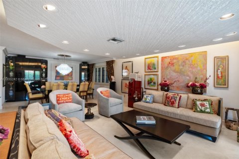 House in Miami, Florida 4 bedrooms, 245.82 sq.m. № 1936108 - photo 11