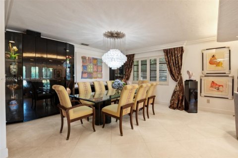 House in Miami, Florida 4 bedrooms, 245.82 sq.m. № 1936108 - photo 12
