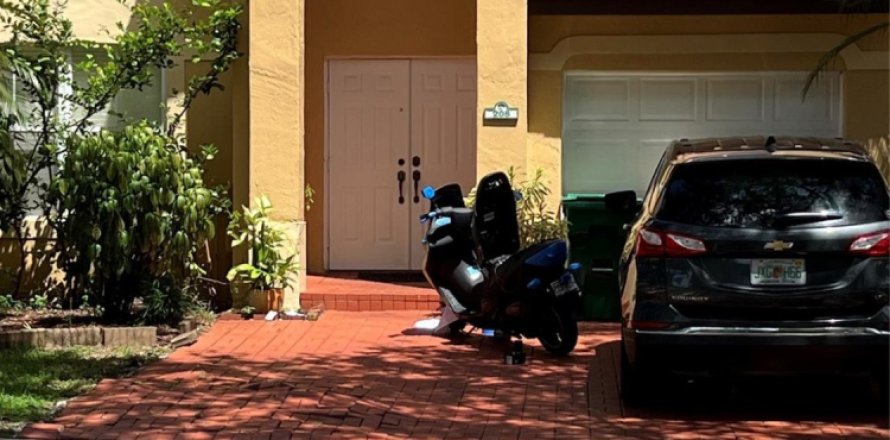 Townhouse in Davie, Florida 4 bedrooms, 180.79 sq.m. № 1029710