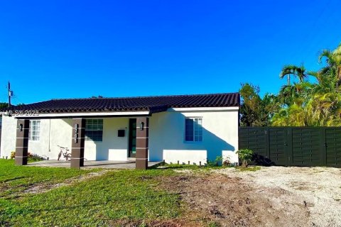 House in Miami, Florida 4 bedrooms, 116.59 sq.m. № 1872373 - photo 1