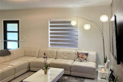 House in Miami, Florida 4 bedrooms, 116.59 sq.m. № 1872373 - photo 8