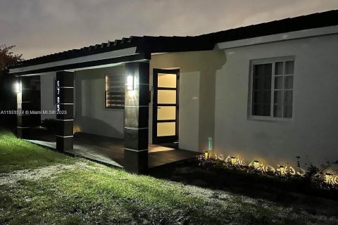 House in Miami, Florida 4 bedrooms, 116.59 sq.m. № 1872373 - photo 2