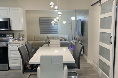 House in Miami, Florida 4 bedrooms, 116.59 sq.m. № 1872373 - photo 6