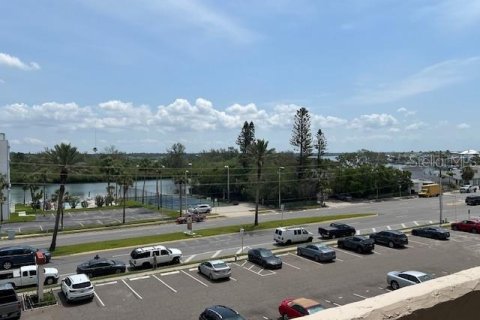 Condo in Redington Shores, Florida, 2 bedrooms  № 1686965 - photo 27