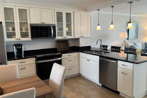 Condo in Redington Shores, Florida, 2 bedrooms  № 1686965 - photo 11