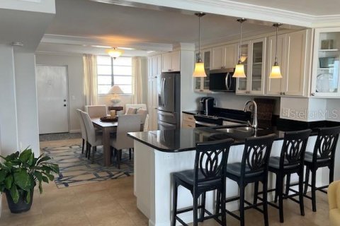 Condo in Redington Shores, Florida, 2 bedrooms  № 1686965 - photo 12