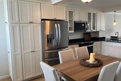 Condo in Redington Shores, Florida, 2 bedrooms  № 1686965 - photo 10
