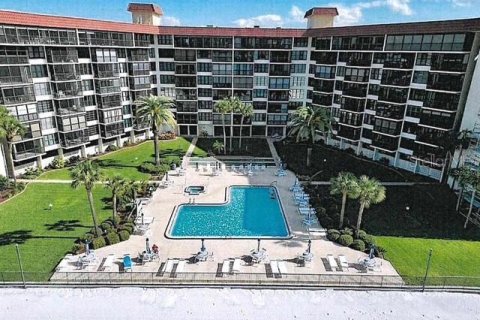 Condo in Redington Shores, Florida, 2 bedrooms  № 1686965 - photo 1