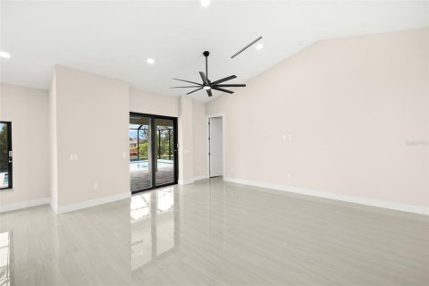 House in Cape Coral, Florida 4 bedrooms, 157.93 sq.m. № 1793374 - photo 6
