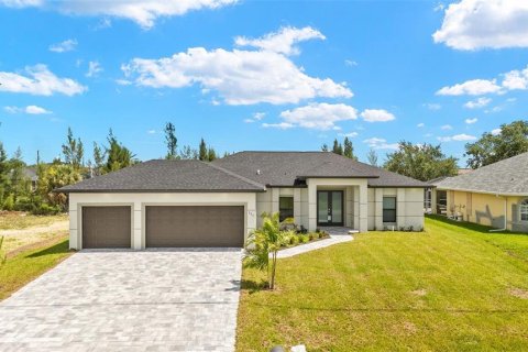 House in Cape Coral, Florida 4 bedrooms, 157.93 sq.m. № 1793374 - photo 1