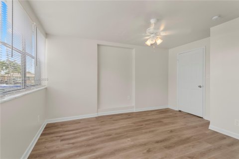House in Pompano Beach, Florida 4 bedrooms, 84.54 sq.m. № 1635661 - photo 8