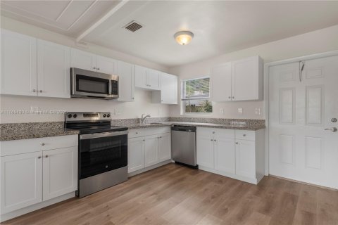House in Pompano Beach, Florida 4 bedrooms, 84.54 sq.m. № 1635661 - photo 4