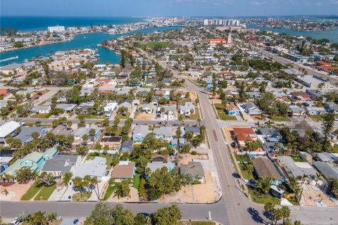 House in Saint Pete Beach, Florida 3 bedrooms, 106.19 sq.m. № 1608881 - photo 18