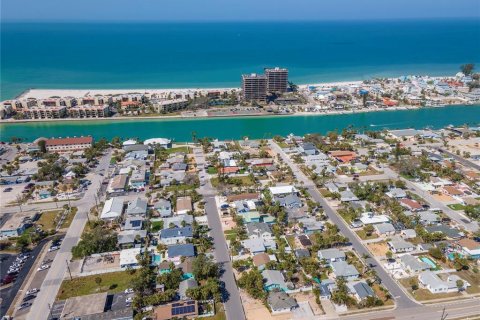 House in Saint Pete Beach, Florida 3 bedrooms, 106.19 sq.m. № 1608881 - photo 13