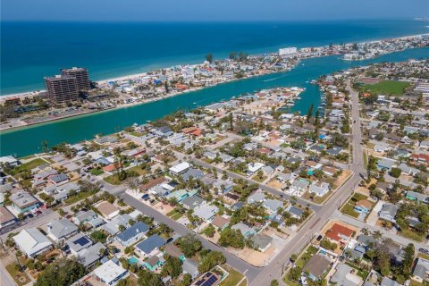 House in Saint Pete Beach, Florida 3 bedrooms, 106.19 sq.m. № 1608881 - photo 17