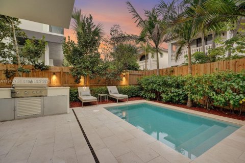 Adosado en venta en Miami, Florida, 3 dormitorios, 205.78 m2 № 2000418 - foto 3