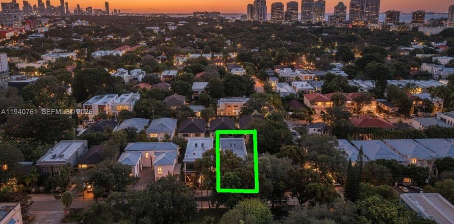 Adosado en Miami, Florida 3 dormitorios, 205.78 m2 № 2000418