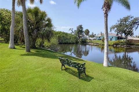 House in Venice, Florida 5 bedrooms, 270.72 sq.m. № 2208124 - photo 17