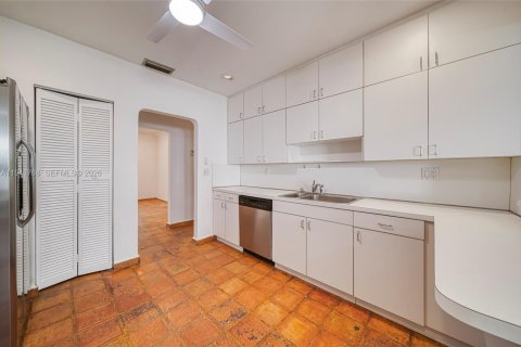 Снять в аренду виллу или дом в Корал-Гейблс, Флорида 3 спальни, 187.11м2, № 2000657 - фото 13