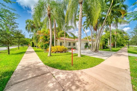 Снять в аренду виллу или дом в Корал-Гейблс, Флорида 3 спальни, 187.11м2, № 2000657 - фото 4