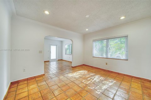 Снять в аренду виллу или дом в Корал-Гейблс, Флорида 3 спальни, 187.11м2, № 2000657 - фото 8