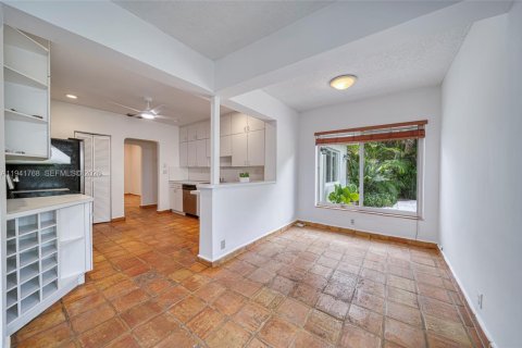 Снять в аренду виллу или дом в Корал-Гейблс, Флорида 3 спальни, 187.11м2, № 2000657 - фото 15