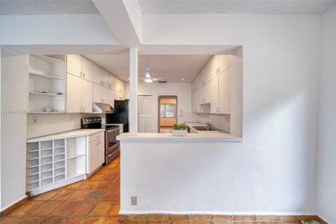 Снять в аренду виллу или дом в Корал-Гейблс, Флорида 3 спальни, 187.11м2, № 2000657 - фото 14