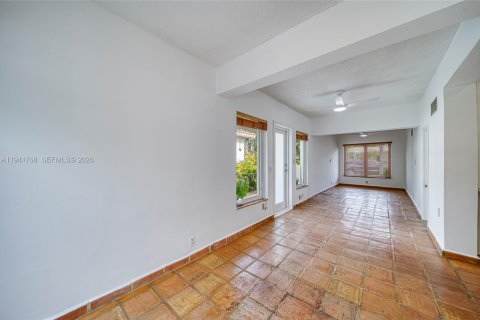 Снять в аренду виллу или дом в Корал-Гейблс, Флорида 3 спальни, 187.11м2, № 2000657 - фото 16