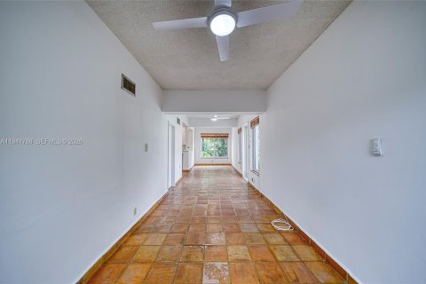 Снять в аренду виллу или дом в Корал-Гейблс, Флорида 3 спальни, 187.11м2, № 2000657 - фото 17