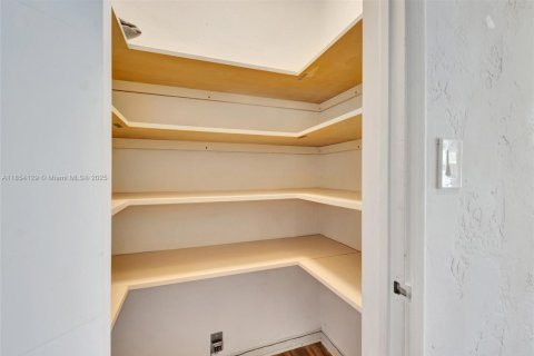 House in Hollywood, Florida 2 bedrooms, 100.33 sq.m. № 1874729 - photo 14