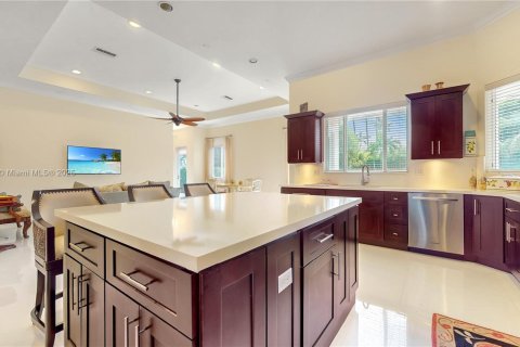 Villa ou maison à vendre à Miami, Floride: 4 chambres, 320.7 m2 № 1970831 - photo 11