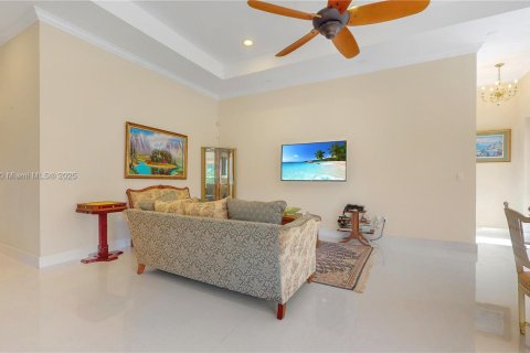Villa ou maison à vendre à Miami, Floride: 4 chambres, 320.7 m2 № 1970831 - photo 16