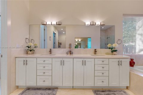 Villa ou maison à vendre à Miami, Floride: 4 chambres, 320.7 m2 № 1970831 - photo 27