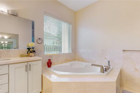 Villa ou maison à vendre à Miami, Floride: 4 chambres, 320.7 m2 № 1970831 - photo 28