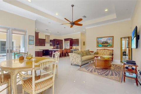 Villa ou maison à vendre à Miami, Floride: 4 chambres, 320.7 m2 № 1970831 - photo 20