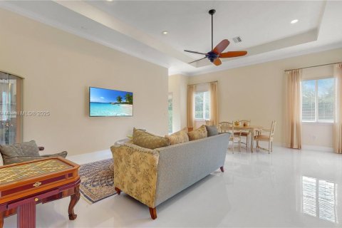 Villa ou maison à vendre à Miami, Floride: 4 chambres, 320.7 m2 № 1970831 - photo 15