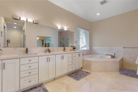 Villa ou maison à vendre à Miami, Floride: 4 chambres, 320.7 m2 № 1970831 - photo 26