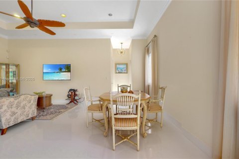 Villa ou maison à vendre à Miami, Floride: 4 chambres, 320.7 m2 № 1970831 - photo 23