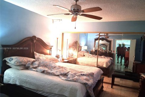 Townhouse in Pembroke Park, Florida 3 bedrooms, 122.07 sq.m. № 2074859 - photo 7