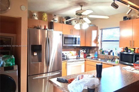 Townhouse in Pembroke Park, Florida 3 bedrooms, 122.07 sq.m. № 2074859 - photo 4