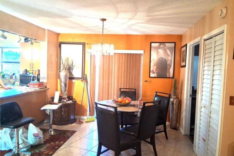 Townhouse in Pembroke Park, Florida 3 bedrooms, 122.07 sq.m. № 2074859 - photo 3