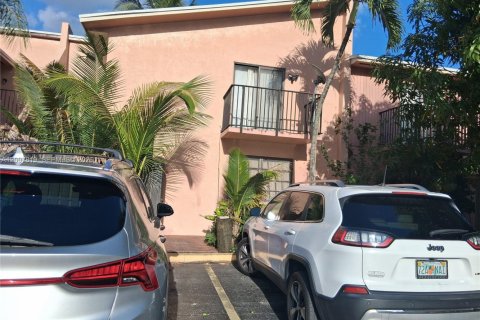 Townhouse in Pembroke Park, Florida 3 bedrooms, 122.07 sq.m. № 2074859