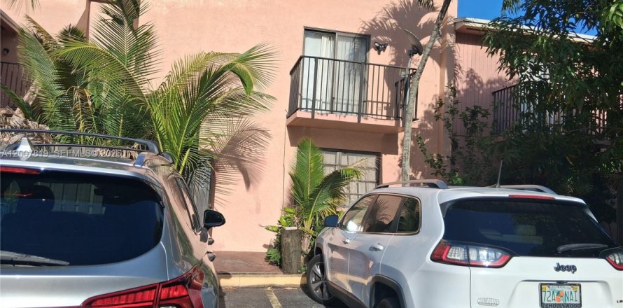Townhouse in Pembroke Park, Florida 3 bedrooms, 122.07 sq.m. № 2074859