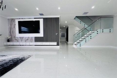 House in Homestead, Florida 5 bedrooms, 328.13 sq.m. № 1820116 - photo 5