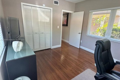 House in Coral Gables, Florida 3 bedrooms, 126.9 sq.m. № 1739043 - photo 19