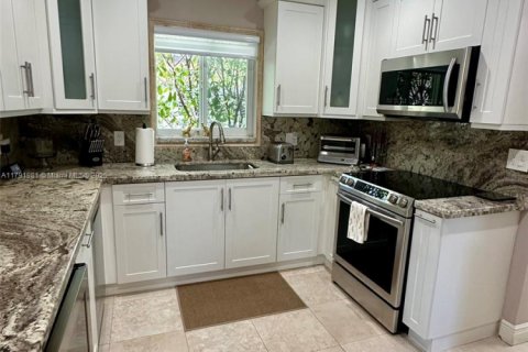 House in Coral Gables, Florida 3 bedrooms, 126.9 sq.m. № 1739043 - photo 7