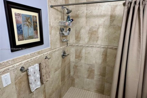 House in Coral Gables, Florida 3 bedrooms, 126.9 sq.m. № 1739043 - photo 13